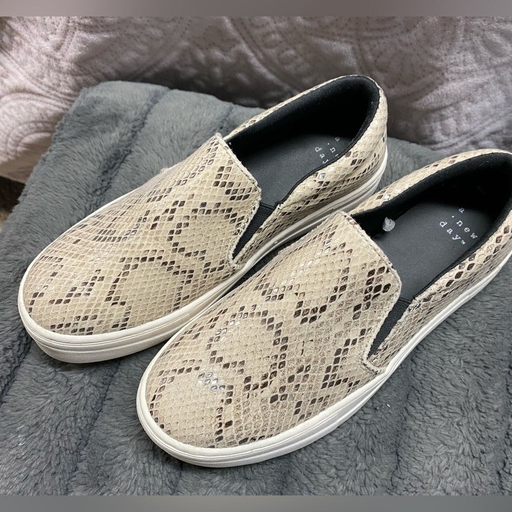 Cream snakeskin print shoe